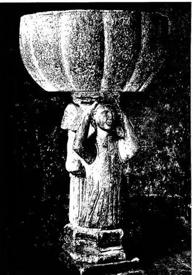 A sinistra: ANTICO FONTE BATTESIMALE, ora pila d'acqua santa, con sostegno d'età romanica (sec. XIII) - Chiesa di S. Maria Maggiore. A destra: LA COSIDDETTA « MADONNA D'ALATRI ». Statua in legno polícromo proveniente dalla chiesa di S. Maria Maggiore (sec. XIII) - Roma, Museo di Palazzo Venezia.