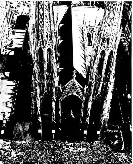 L'EMPIRE STATE BUILDING, il più alto grattacielo di Nuova York. LA CHIESA DI ST. PATRICK A NUOVA YORK.