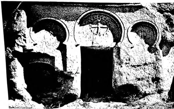 In alto: CAPPELLA RUPESTRE n. 21 di Guerémé (secc. IX-X) - Cappadocia. In basso: NASCITA DI GESÙ CRISTO. Affresco nella chiesa rupestre di Qeledjar (secc. IX-X) - Cappadocia.