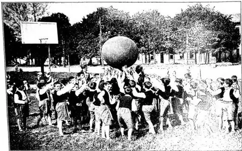 Outdoor games - Milan, "Umberto di Savoia" school.