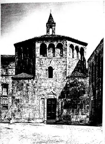 A sinistra: BATTISTERO (sec. XII). A destra: CHIESA DEI SS. VINCENZO E ANASTASIO (secc. XII-XIV)
