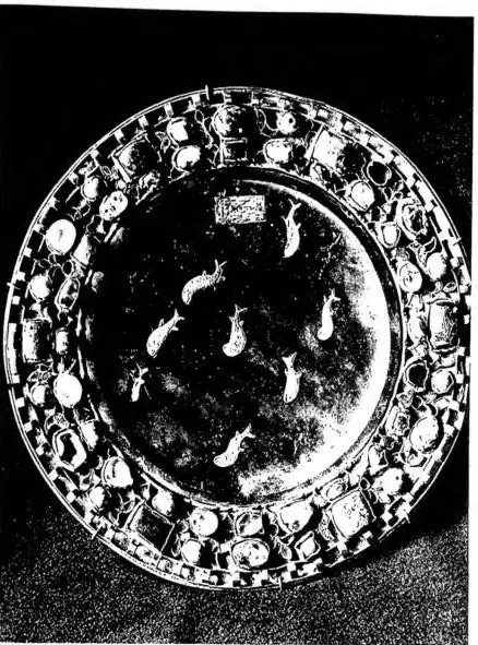 Left: DISH OF SERPENTINE INLAID WITH GOLD, surrounded by precious stones (late 8th cent.) - Paris, Louvre. Right: DIPTYCH MADE IN GERMANY (9th-10th cent.). The two leaves representing the concelebration are now divided: the left one is in Cambridge, Fritz William Museum; the other in Frankfurt, Stad