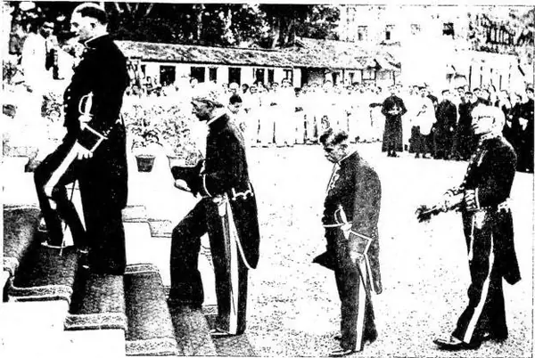In alto: CONGRESSO MARIANO. I neo Cavalieri pontifici salgono la tribuna per ricevere le insegne dall'arcivescovo di Colombo (8 luglio 1948). In basso: PROCESSIONE BUDDHISTA del "dente di Buddha", nelle vie di Colombo.