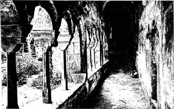 In alto: CHIOSTRO DELLA CHIESA DI S. BENEDETTO (sec. XII). In basso: CRIPTA DELLA CHIESA DI S. LUCIA (sec. XII).