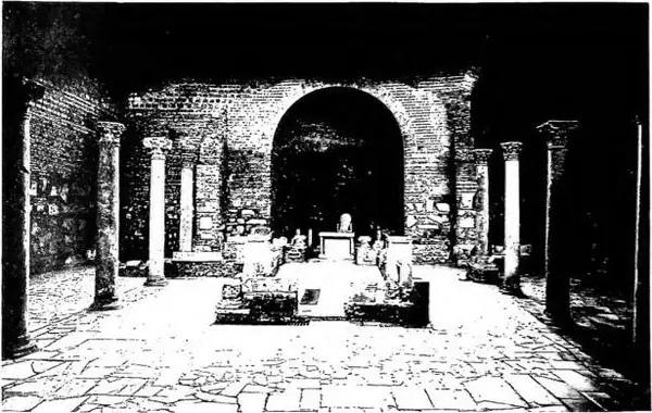 In alto: INTERNO RESTAURATO DELLA BASILICA DEI SS. NEREO E ACHILLEO, cretta sulle tombe dei martiri tra il 390 e il 395 e rifatta nel sec. VI - Roma, Cimitero di Domitilla. In basso: NARTECE DELLA BASILICA DEI SS. NEREO E ACHILLEO. I sarcofagi appartengono a un ipogeo anteriore alla costruzione dell