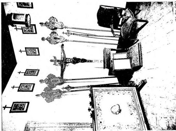 Left: BEGINNING OF THE STATUTES OF THE ARCICONFRATERNITA of S. Giovanni dei Fiorentini, written on 1 Nov. 1456 on a parchment codex.