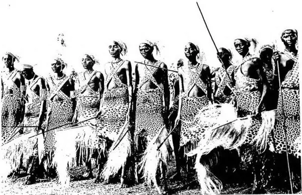 In alto: Festa indigena allo stadio d'Usumbura (27 luglio 1947) - Urundi. In basso: NOTABILI WA-TUTSI, convenuti a Muramvya il 27 luglio 1947 - Urundi.