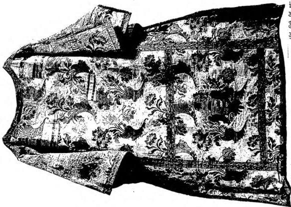 Left: DALMATIC in cut-velvet with embroidery (15th cent.) - Orvieto, Museo dell'Opera del Duomo. Right: DALMATIC IN DAMASK DONATED BY THE FAMILY OF THE PRINCE OF SCALEA (18th cent.) - Morano Calabro, Chiesa della Maddalena.