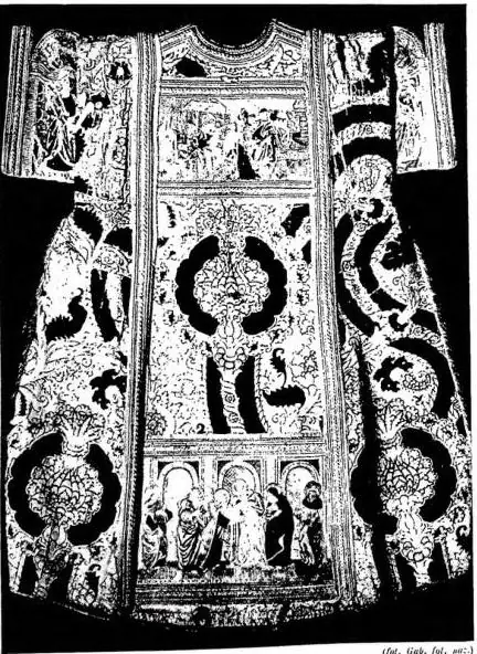 Left: DALMATIC in cut-velvet with embroidery (15th cent.) - Orvieto, Museo dell'Opera del Duomo. Right: DALMATIC IN DAMASK DONATED BY THE FAMILY OF THE PRINCE OF SCALEA (18th cent.) - Morano Calabro, Chiesa della Maddalena.