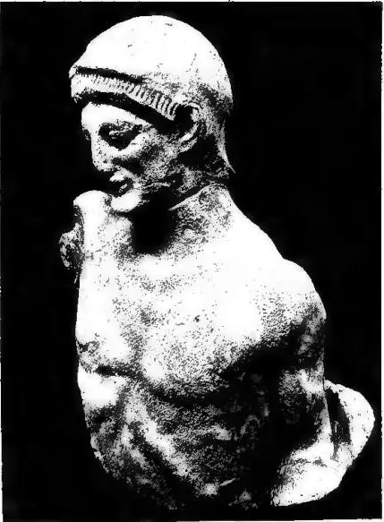 A sinistra: IMITAZIONE DI SCULTURA ARCAICA, in marmo: dal mercato antiquario. A destra: IMITAZIONE DI SPECCHIO ETRUSCO, graffito col mito di Ercole: dal mercato antiquario.