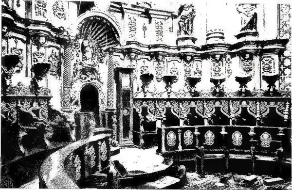 Above: CHOIR IN CARVED WOOD (18th cent.) - Quito, Cathedral. Below: DECORATION OF THE MAIN CHAPEL (18th cent.) - Quito, Cathedral.
