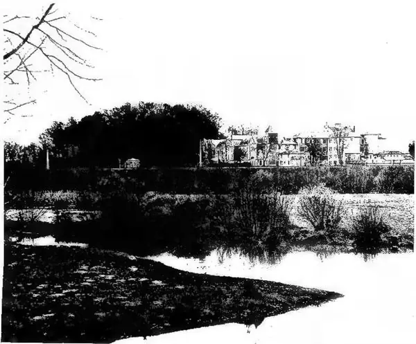 Above: CENTRAL HOUSE OF THE DAUGHTERS OF CHARITY of the Province of Holland - Panninzen. Below left: HALL of the information centre, during the last war - Vatican. Right: TWO DAUGHTERS OF CHARITY with two Hindus.