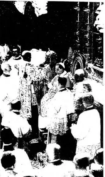 Left: CARDINAL FRANCESCO SALESIO DELLA VOLPE CROWNS BENEDICT XV in the Sistine Chapel (6 August 1914). Right: CARDINAL CAMILLO CACCIA DOMINIONI CROWNS PIUS XII on the loggia of St. Peter's (12 March 1939).
