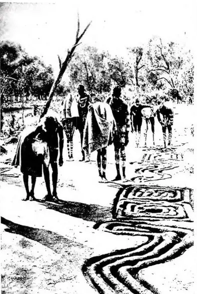 A sinistra: CERIMONIA BORA NELL'AUSTRALIA ORIENTALE. I giovani vengono iniziati ai misteri della tribù. A destra: UN CAPO RORO ORNATO PER UNA DANZA CERIMONIALE.