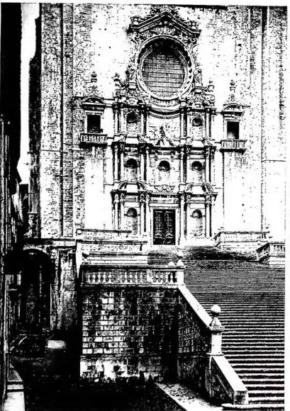 A sinistra: FACCIATA DELLA CATTEDRALE, terminata nel 1793 - Gerona. A destra: BALDACCHINO in argento, terminato nel 1326 Altare in argento, iniziato nel 1320 dal Maestro Bartolomeo e terminato nel 1358 dal Maestro Pietro Berne - Gerona, Cattedrale.