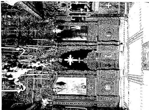 Left: ICONOSTASIS OF WESTERN TYPE from the 12th cent. with sculptures by Jacobello and Pier Paolo dalle Masegne (1394) and bronze and silver cross by Jacopo di Marco Renato (1393) - Venice, basilica of S. Marco. Right: ICONOSTASIS OF EASTERN TYPE (17th cent.) - Patino, Monastery of S. Giovanni.