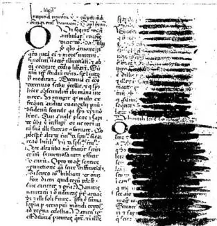 In alto a sinistra: COD. DE ADVOCATIS, f. 1°, l. I, intestazione, cap. 1° e parte del 2°. L'amanuense cominciò a trascrivere il testo su due colonne (fine sec. XIII - prima metà sec. XIV). Le macchie nere sono dovute ai reagenti adoperati nel secolo scorso per far rivivere la scrittura consunta dall