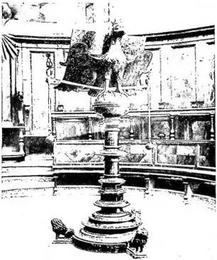 In alto a sinistra: LEGGIO IN FORMA DI AQUILA (sec. XII) portato da Federico di Montefeltro da Volterra, con aggiunte del sec. XVIII - Urbino, Duomo. In alto a destra: LEGGIO di Nicola Pisano e collaboratori (sec. XIII) - Pisa, Battiatero. In basso a sinistra: LEGGIO CORALE IN LEGNO SCOLPITO su dise