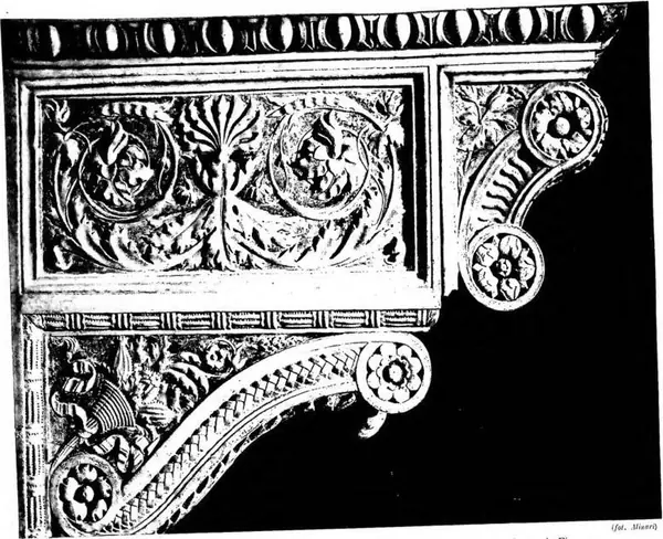 MENSOLA marmorea di sostegno del pulpito della chiesa di S. Croce, opera di B. da Maiano (sec. xv) - Firenze.