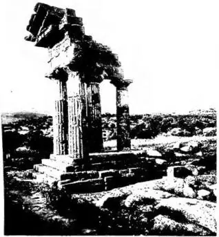 In alto a sinistra: ORDINE DORICO. Colonne del tempio dei Dioscuri (sec. VI a. C.) - Agrigento. In alto a destra: ORDINE IONICO. Tempio di Atena «Apteros» (sec. V a. C.) - Atene. In basso a sinistra: LOGGIA DELLE CARIATIDI (fine del sec. V a. C.) - Eretteo, Acropoli di Atene. In basso a destra: ORDI