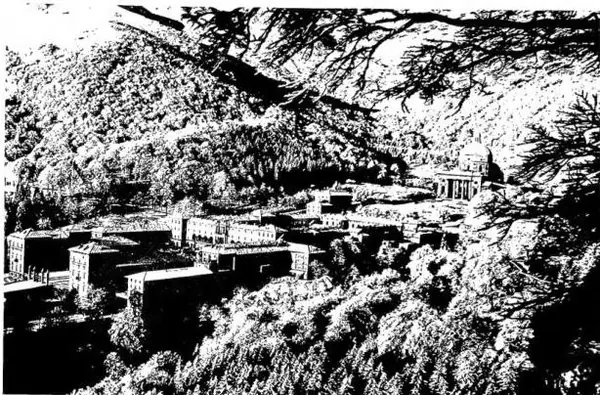 In alto: VEDUTA GENERALE DEL SANTUARIO DI OROPA. In basso: IL CORTILE SUPERIORE E LA BASILICA.