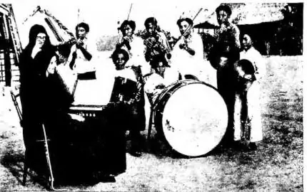 Above left: NATIVE BRIDGE that joins the islands of Nargana and «Sacred Heart». In the background one sees the island of Nargana with the chapel and the house of the Franciscan Tertiaries of Penance - Darien, apostolic vicariate. Above right: AN ORCHESTRA IN THE MISSION OF NARGANA (apostolic vicaria