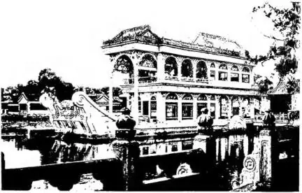 In alto a sinistra: CHIOSCO A FORMA DI NAVE NEL GIARDINO IMPERIALE. In alto a destra: VECCHIO PONTE DEL LUKON, in un sobborgo ad occidente di Pechino. Costruito sotto la dinastia degli Tsin (265-420 dell'era cristiana), menzionato da Marco Polo. In basso a sinistra: UNIVERSITÀ CATTOLICA « FUJEN ». I