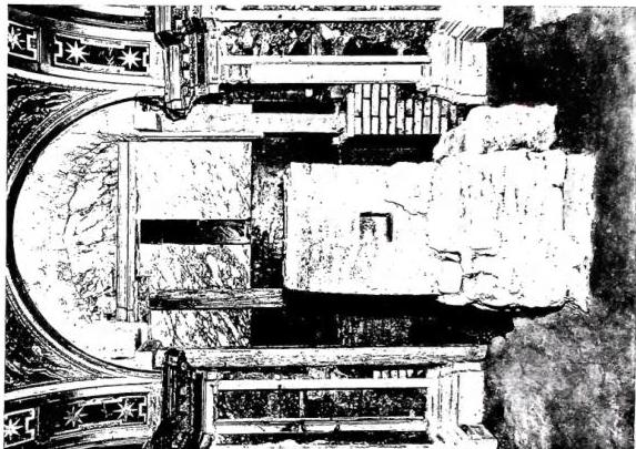 Left: FOUNDATIONS OF THE CENTRAL NAVE (south side) of the Constantinian Basilica - Basilica of S. Pietro. Right: STRAIGHT ARM OF THE SEMI-ANNULAR CONFESSION. In the background: Constantinian marble revetment and altar of Callixtus II. Below: altar of the Confession (7th cent.).