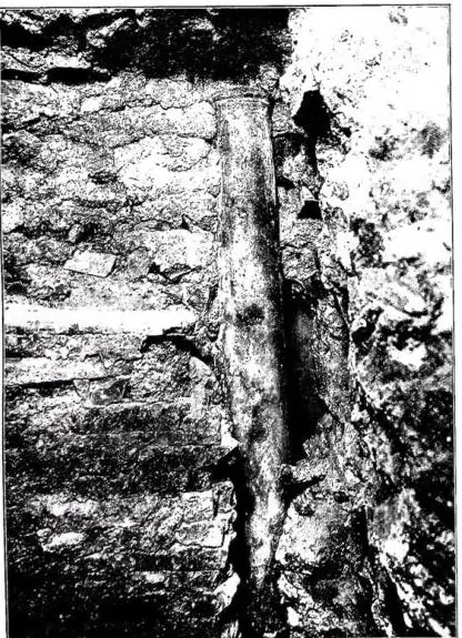 RECONSTRUCTION OF THE « MEMORIA APOSTOLICA » by arch. B. M. Apolloni-Ghetti. THE SOUTH COLUMN OF THE « MEMORIA APOSTOLICA » S. Pietro.