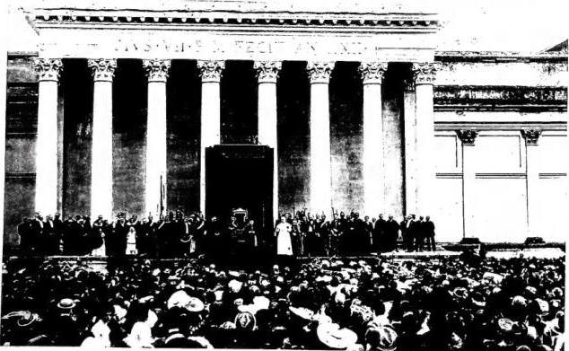 Below: AUDIENCE OF PIUS X on 31 July 1904 with 10,000 parishioners of the Vatican Basilica and of four other parishes of Rome, in the Cortile della Pigna. The Pope explained the Sunday Gospel: the weeping of Jesus over Jerusalem.