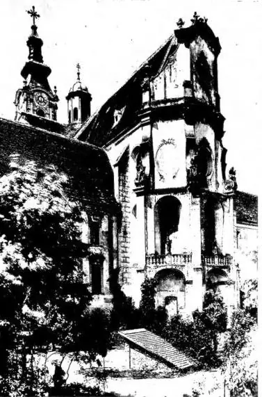 Left: APSE OF THE BENEDICTINE ABBEY CHURCH of Altenburg, built in 1144. The Gothic church of the 15th cent. was baroquified by Giuseppe Munggenast (1730-33). Right: CATHEDRAL DEDICATED TO MARY ASSUMED, Romanesque church with three naves of 1159, baroquified from 1720-50, according to the designs of 