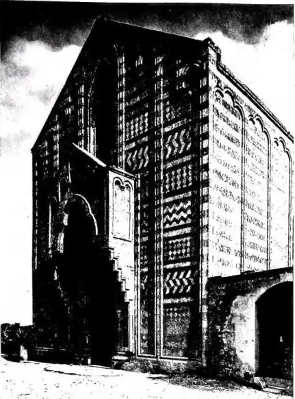 A sinistra: RIVESTIMENTO IN PIETRA A DUE COLORI, sulla facciata della chiesa di S. Maria in Casale, eretta agli inizi del '300 da Filippo d'Angiò - Brindisi. A destra: RIVESTIMENTI MARMOREI barocchi su disegno di C. Fontana (sec. XVII). Parete della cappella Cibo con il monumento al card. Alderano C
