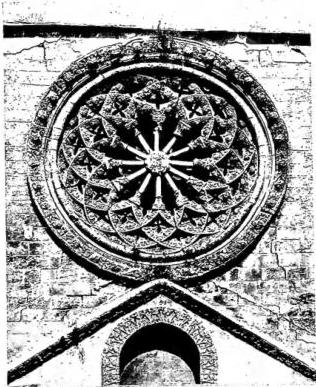 In basso a sinistra: ROSONE GOTICO sul fianco destro della chiesa di Notre-Dame (sec. XIV) - Parigi.