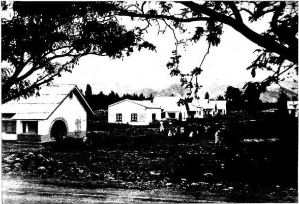 Above: HOUSES OF THE INDIGENOUS STAFF OF THE BANQUE DU CONGO - Usumbra. Below: WATUTSI NOBLES, lined up for the visit of the Prince Regent (25 July 1947) - Nyanza.