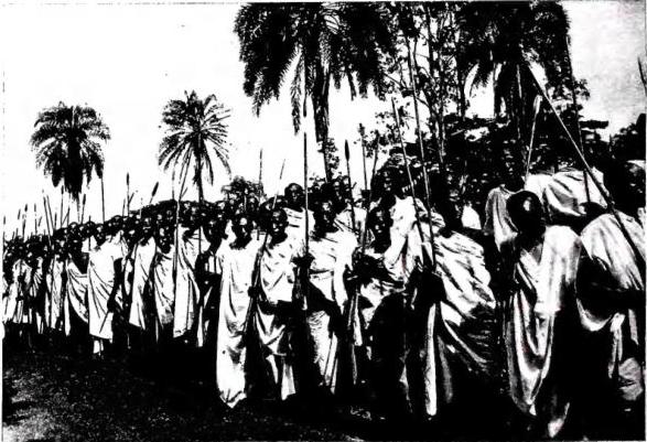 In basso: NOBILI WATUTSI, schierati per la visita del Principe Reggente (25 luglio 1947) - Nyanza.