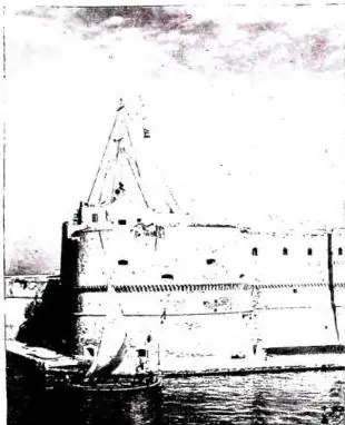 In alto a sinistra: CASTELLO ANGIOINO costruito da Ferdinando d'Aragona nel 1480 su precedenti fortificazioni. In alto a destra: FACCIATA DELLA CHIESA DI S. PIETRO IMPERIALI (o S. Domenico Maggiore) del sec. XIV, con rimaneggiamenti. In basso a sinistra: INTERNO DEL DUOMO (sec. XI con modificazioni 
