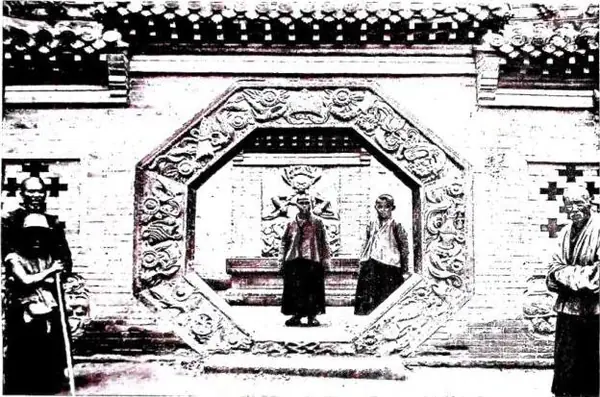 Above: CHARACTERISTIC OCTAGONAL PORTAL OF A PAGODA - Tatung. Below: PHYSICS AND CHEMISTRY ROOM of the central Seminary - Tatung.