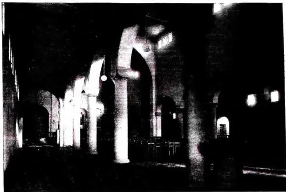 In alto: INTERNO DELLA CHIESA DELLA S. FAMIGLIA a Cederna (Monza), costruita dalla Scuola «Beato Angelico» (1937-38). In basso: LA CAPPELLA DEI TEOLOGI, nel Seminario di Venegono, decorata dalla Scuola «Beato Angelico» (1941).