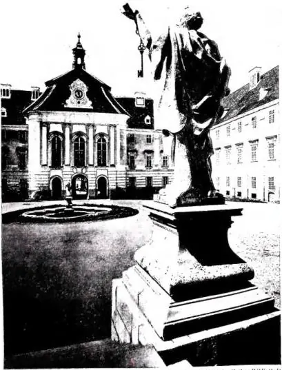 Left: MONUMENTAL ENTRANCE of the Abbey built between 1719 and 1747 by Giuseppe Munggenast and Giovanni Gottardo Hayberger. In the foreground the statue of St. Peter on the church steps. Right: FACADE OF THE ABBEY CHURCH (1707-11).