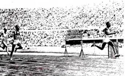In alto a sinistra: CORSA DEI 100 m. (Batteria). Olimpiadi di Helsinki (1952). In alto a destra: COPPI E KOBLET sul Tourmalet. Giro di Francia 1951. In basso a sinistra: INCONTRO DI CALCIO ITALIA-STATI UNITI alle Olimpiadi di Helsinki (1952). In basso a destra: INCONTRO DI SCHERMA TRA J. LATASTE (Fr