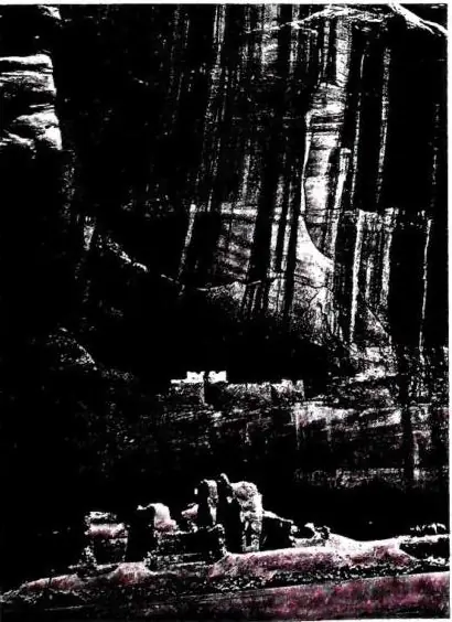 Left: CHELLY CANYON, White House (Arizona). Above right: GREAT KIVA, Chetro Ketl, Chaco Canyon (New Mexico). Below right: TALUS-HOUSES, in the front part remains of collective dwellings.