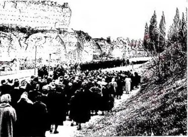 In alto a destra: STAZIONE QUARESIMALE AI SS. APOSTOLI (1952). Il cartello indica per il giorno successivo la Stazione nella Basilica di S. Pietro. In alto a destra: STAZIONE QUARESIMALE A S. BALBINA (1952). La processione stazionale si sonda dietro le Terme di Caracalla - Roma. In basso a sinistra: