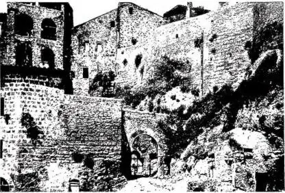 In alto a sinistra: PORTA PIAGGIA - Sutri. In alto a destra: ROVINE DEL CASTELLO MEDIEVALE, detto di Carlomagno - Sutri. In basso a sinistra: INTERNO DELLA CHIESA DI S. MARIA DEL PARTO, adattata in una tomba etrusca - Sutri. In basso a destra: CRIPTA DELLA CATTEDRALE ROMANICA di maestri lombardi (se