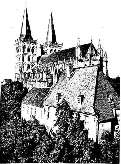 A sinistra: LATO SUD DEL DUOMO, iniziato dal Maestro Giacomo nel 1263, terminato nel 1530 - Xanten. A destra: ALTARE DI S. MATTIA. Le sculture sono del Maestro Enrico di Holt (1525-31). Le statue rappresentano i ss. Servizio, Mattia e Cornelio. Gli sportelli con la predicazione e il martirio di s. M