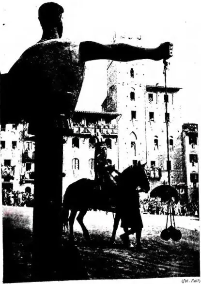 Left: A DETAIL OF THE «JOUST OF THE SARACEN» that is run every year in the Piazza Grande of Arezzo on the occasion of the feast of St. Donatus (7 Aug.) and the September fairs. In the background the Casa-Torre dei Lappoli (14th cent.). Above right: PANORAMA OF PORTOFERRAIO - Island of Elba. Below ri