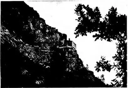 In alto a sinistra: FACCIATA DELLA CHIESA DI S. MARIA DELLA TOMBA (sec. XV) - Sulmona. In basso a sinistra: EREMO DI CELESTINO V - Sulmona. A destra: INTERNO DELLA CHIESA DI S. MARIA di Bominaco (fine del sec. XI). L'ambone è del 1180.