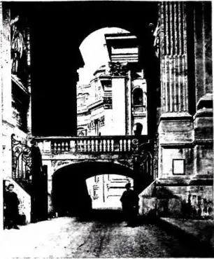 Above left: EXTERIOR OF THE SISTINE CHAPEL with the patrol walkway. Architecture by Giovannino de' Dolci (1480). Above right: ARCH OF THE BELLS. Entrance to the interior of Vatican City to the left of the basilica of St. Peter. Below left: CENTRAL PART OF THE FACADE OF THE BASILICA OF ST. PETER, wor