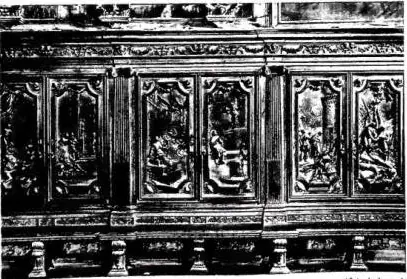 In alto a sinistra: L'APOTESI DI ALESSANDRO MAGNO. Rilievo bizantineggiante del sec. XII sul fianco della basilica di S. Marco verso la Piazza dei Leoncini - Venezia. In basso a sinistra: EPISODI DELLA VITA DI S. ROCCO. Intagli in legno di G. Marchiori (1720). Particolare di una parete della sala su