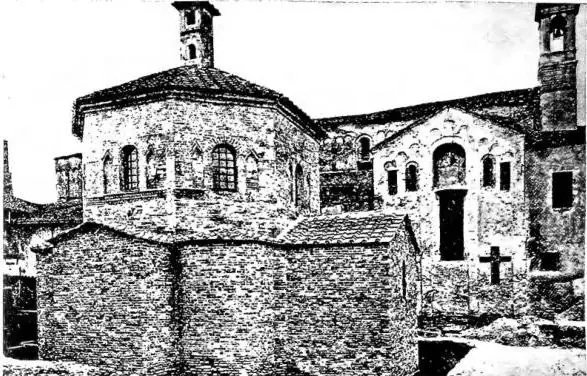 In alto: ESTERNO DEL BATTISTERO di Lomello (sec. VIII-IX) dopo il restauro (1940). In fondo a destra la basilica di S. Maria Maggiore (sec. XI). In basso: PIAZZA DUCALE, aperta nel 1492 su disegno del Bramante, e facciata del Duomo, eseguita nel 1680 su disegno del vescovo J. Caramuel di Lobkowitz -